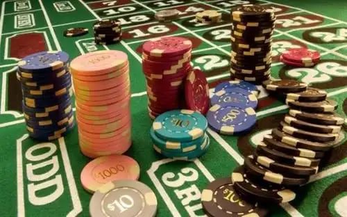 Người chơi trải nghiệm Casino trực tuyến trên điện thoại với giao diện tiếng Việt
